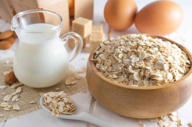 Bio-Haferflocken, frische Milch und Eier. Gesundes Frühstückskonzept.