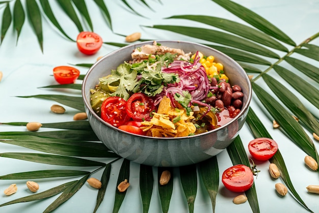 Bio Hawaii Chicken Poke Bowl mit Reis und Gemüse