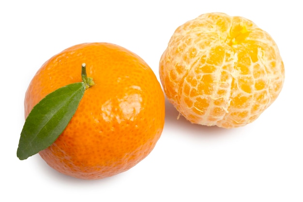 Bio-Jeruk-Baby-Santang- oder Mandarin-Baby-Orangen, beide ganz mit grünem Blatt und geschält