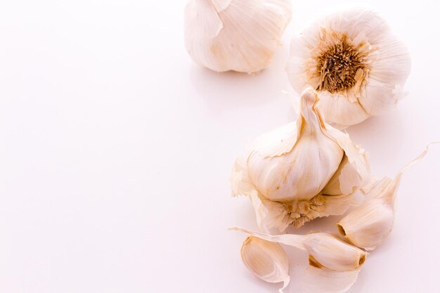 Bio-Knoblauch vom lokalen Bauernmarkt.