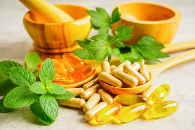 Bio-Kräuterkapsel der Alternativmedizin mit Vitamin E Omega-3-Fischöl-Mineralarzneimittel mit Kräuterblättern, natürliche Ergänzungen für ein gesundes, gutes Leben