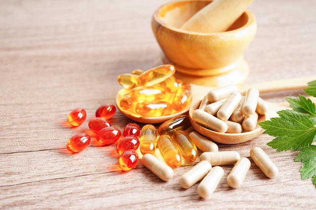 Bio-Kräuterkapsel der Alternativmedizin mit Vitamin E Omega-3-Fischöl-Mineralarzneimittel mit Kräuterblättern, natürliche Ergänzungen für ein gesundes, gutes Leben