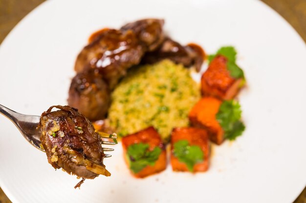 Bio-Lammfleisch gekocht mit Kürbisscheiben und Quinoa nach orientalischer Art