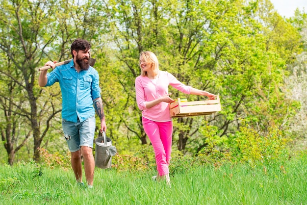 Bio-Lebensmittel aus eigenem Anbau Familie von Landarbeitern Paar Bauern Landleben Portrait von Frau und Mann bei der Arbeit im Garten