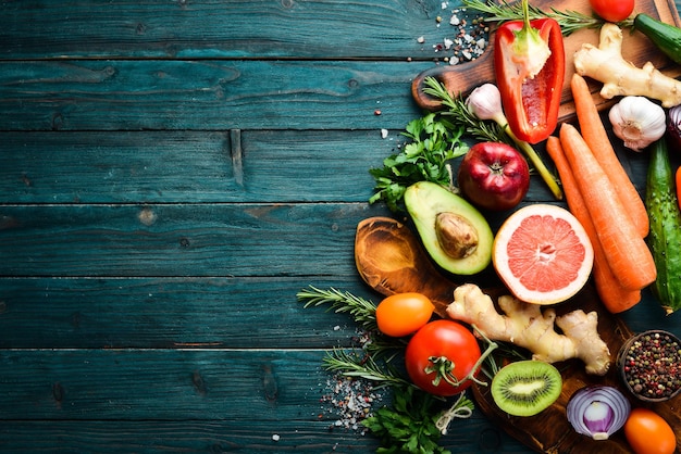 Bio-Lebensmittel Frisches Gemüse und Obst auf dunklem Hintergrund