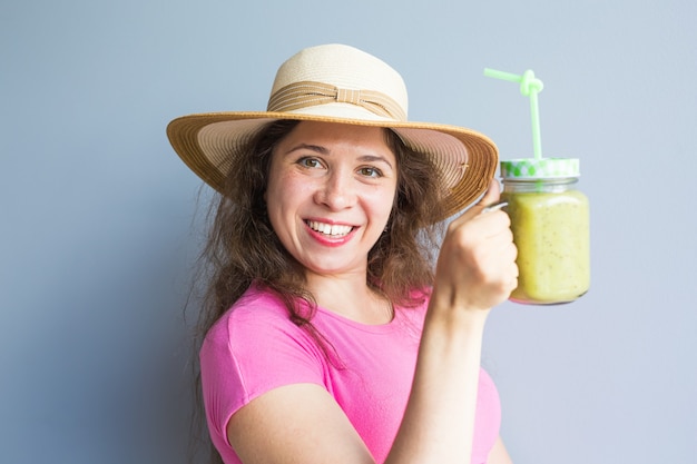 Bio-Lebensmittel gesunde Ernährung Frau trinkt frischen rohen grünen Detox-Gemüsesaft gesunden Lebensstil