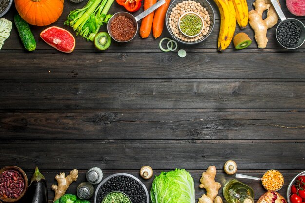 Foto bio-lebensmittel. gesundes gemüse- und obstsortiment mit hülsenfrüchten