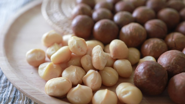 Bio-Macadamia-Nüsse: Macadamianüsse werden gebrochen und gebacken, um extrem lecker zu schmecken. Frisches, natürliches, geschältes, ungesalzenes, rohes Macadamia und gesundes Essen.