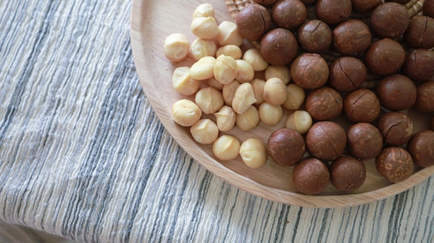 Bio-Macadamia-Nuss-Macadamianüsse werden geknackt und gebacken, um extrem köstliches Superfood, frische, natürliche, ungesalzene, rohe Macadamia und ein gesundes Ernährungskonzept zu schmecken