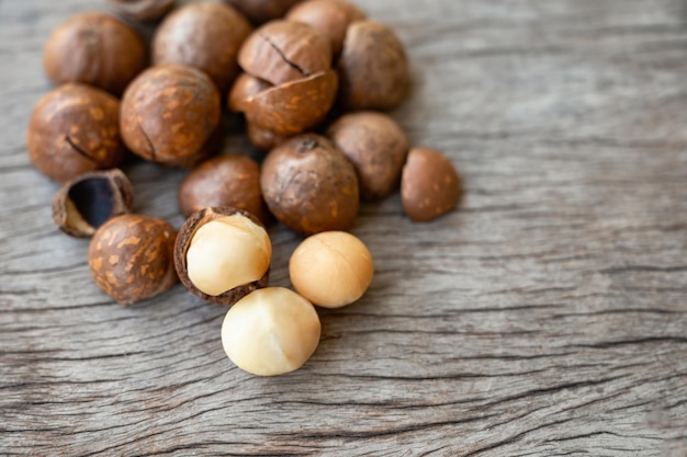 Foto bio-macadamianüsse mit schale auf holztisch