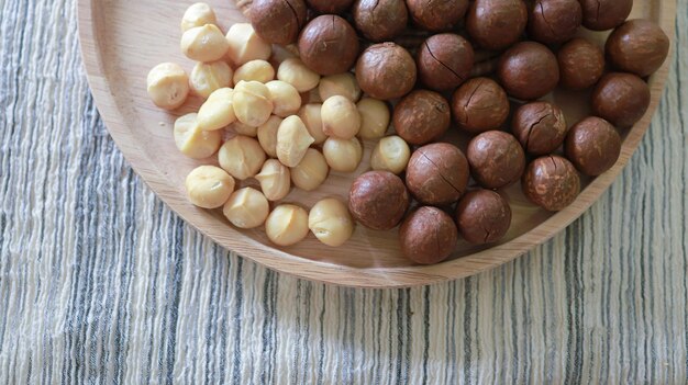 Bio-Macadamianuss-Macadamianüsse werden geknackt und gebacken, um ein äußerst köstliches Superfood mit frischer, natürlich geschälter Macadamia und ein gesundes Lebensmittelkonzept zu schmecken