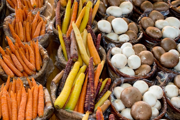 Bio-Obst und -Gemüse auf dem Markt: Karotten und Pilze