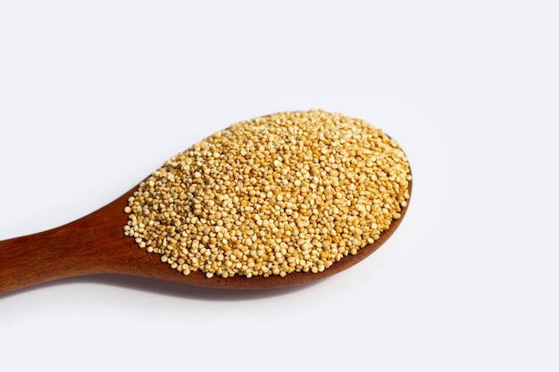 Bio Quinoa auf weißem Hintergrund