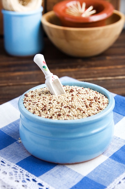 Foto bio-quinoa-körner in blauer keramikschale, glutenfrei.