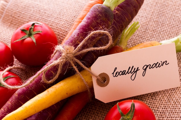 Bio-Regenbogenkarotten und Tomaten vom heimischen Bauernhof.