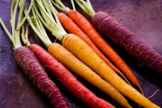 Bio-Regenbogenkarotten vom heimischen Bauernhof.