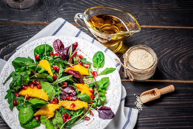 Bio-Salat mit Mango auf dunklem Hintergrund