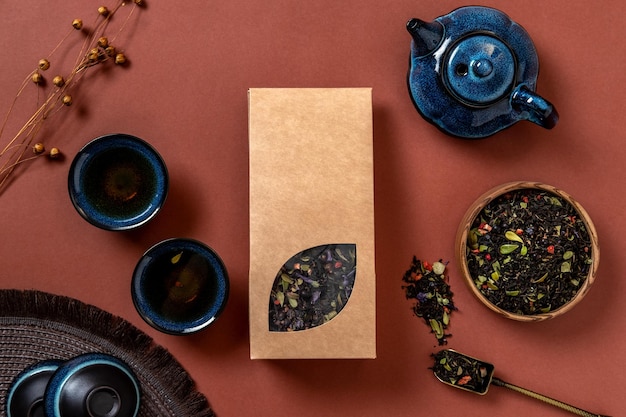 Bio-Tee-Branding und Verpackungsmockup Leeres Teeverpackungs-Mockup mit Tee Kraftpapierpackung mit Fenster und Leerraum zur Anzeige Ihres Branding-Designs