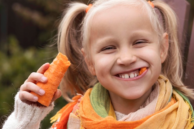 Bio Vegetal para Crianças. Alimentos orgânicos saudáveis frescos para crianças. Criança linda garota comendo cenoura