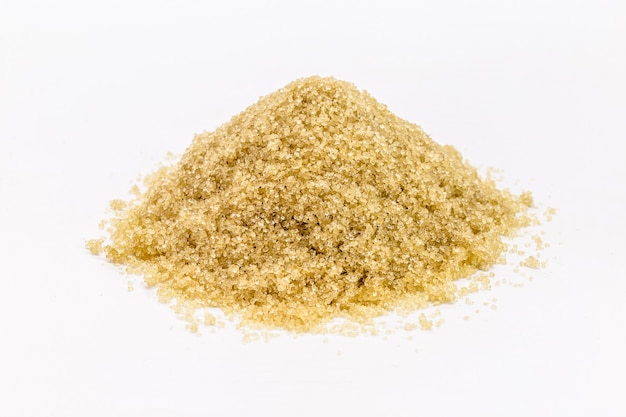 Bio-Zuckerhaufen, Rohzucker auf isoliertem weißem Hintergrund, Seitenansicht des unraffinierten Rohrohrzuckerhaufens