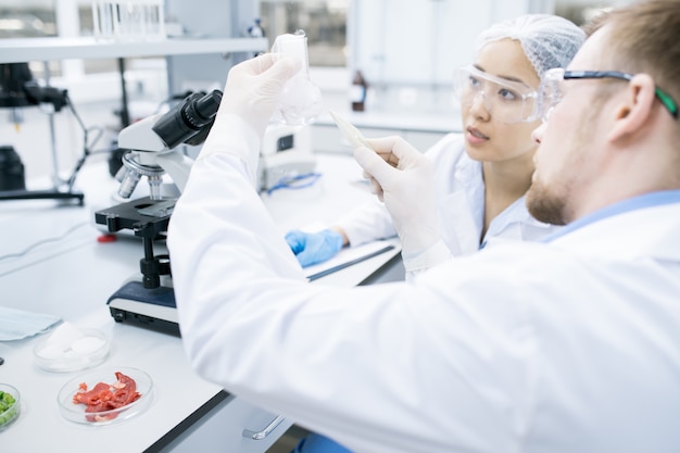 Biocientíficos trabajando en laboratorio