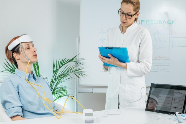 Biofeedback-EEG oder Elektroenzephalograph-Training in einem Gesundheitszentrum