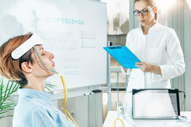 Biofeedback-EEG oder Elektroenzephalograph-Training in einem Gesundheitszentrum