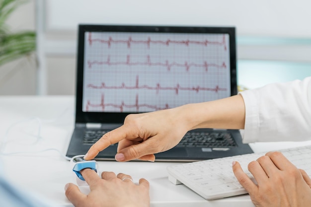 Foto biofeedback-training zur überwachung der herzfrequenz therapeut, der einem biofeedback-kunden muster erklärt