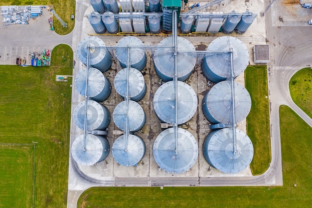 Biogas Fabrik. Nachhaltige Produktion von Biokraftstoff. Moderne Anlage. Luftaufnahme der modernen Biokraftstofffabrik. Sicht von oben.