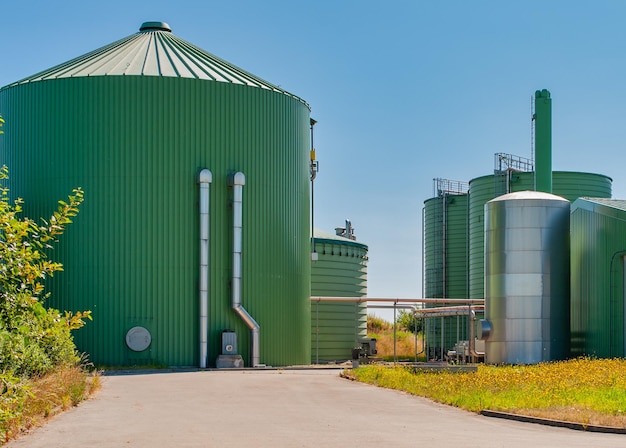 Foto biogasanlage zur stromerzeugung und -energie