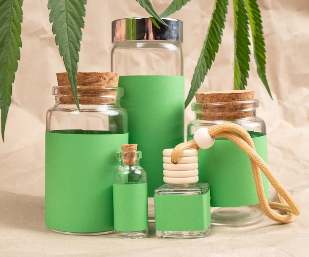 Biokosmetik auf Basis von grünen Cannabisflaschen mit Marihuanablatt