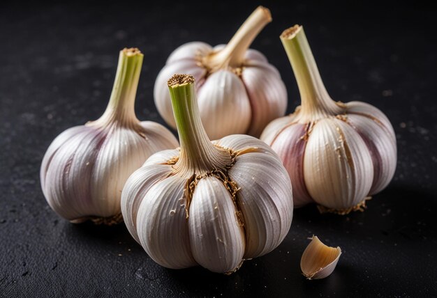 Biologische Knoblauchzwiebeln mit schwarzem Hintergrund