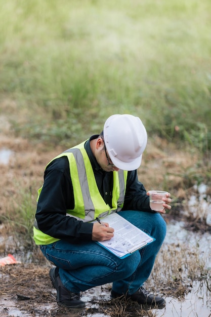 Biólogo marino analizando los resultados de las pruebas de agua y las muestras de algas