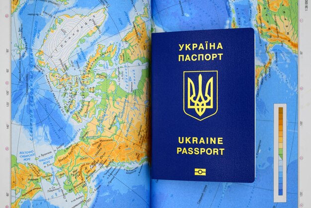 Biometrischer Pass der Ukraine auf dem Hintergrund der Landkarte