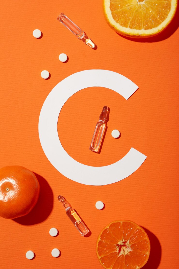 Biosuplemento de vitamina C en ampollas sobre un fondo claro