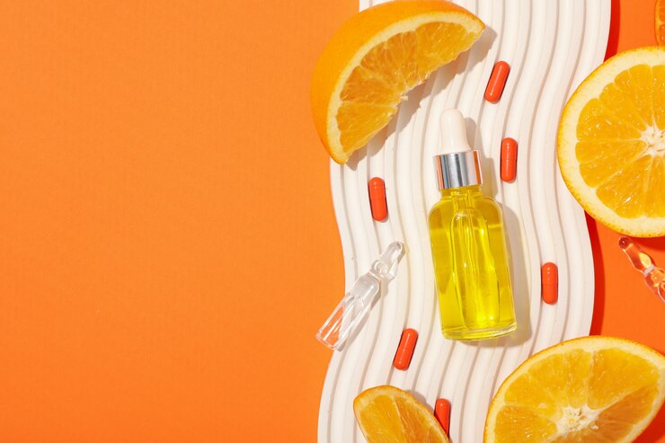 Biosuplemento de vitamina C en ampollas sobre un fondo claro