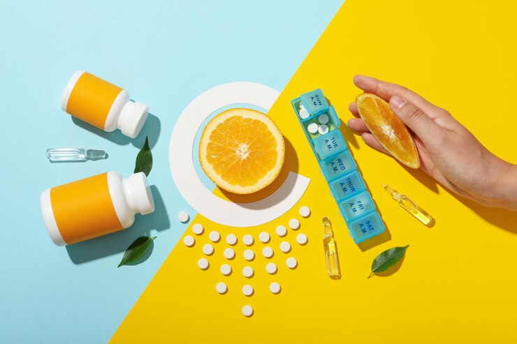 Biosuplemento de vitamina C en tabletas sobre un fondo claro