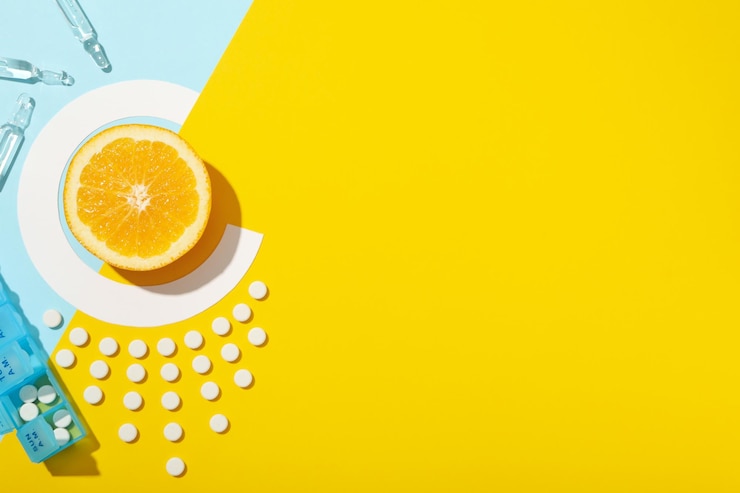 Biosuplemento de vitamina C en tabletas sobre un fondo claro