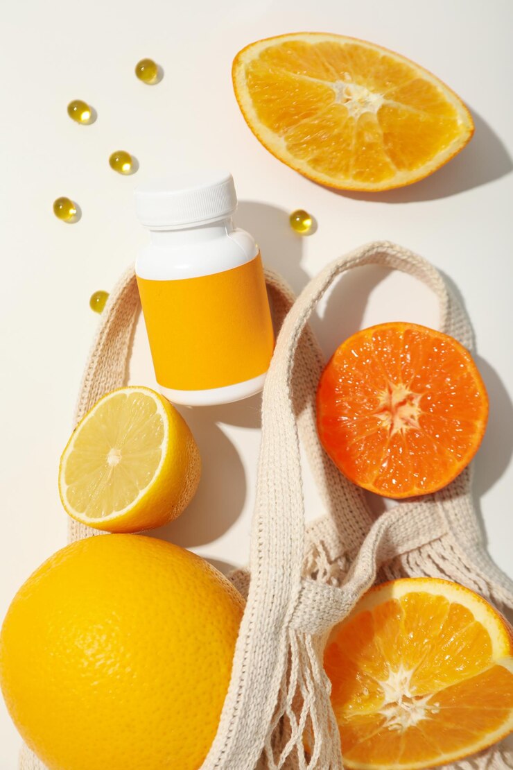 Biosuplemento de vitamina C en tabletas sobre un fondo claro