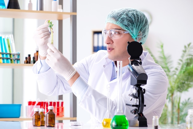 Foto biotechnologie mit wissenschaftler im labor