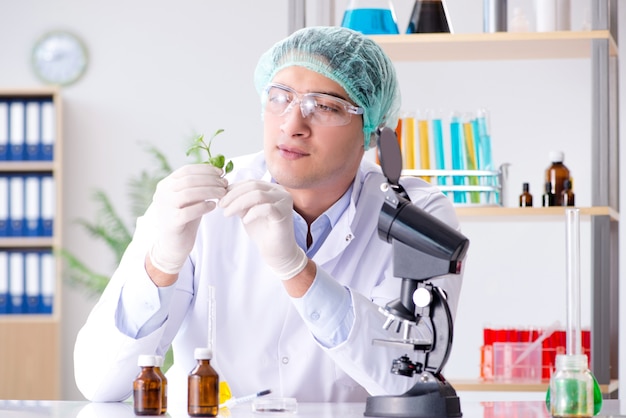 Biotecnología con científico en laboratorio.