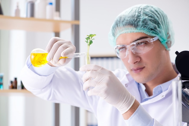 Biotecnología con científico en laboratorio.