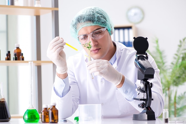 Biotecnología con científico en laboratorio.