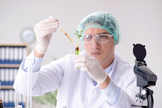 Biotecnología con científico en laboratorio.