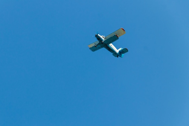 Biplano voando no céu azul