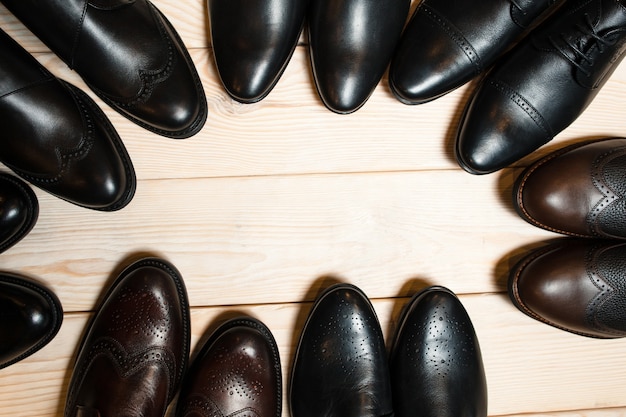 Biqueira de sapatos masculinos de couro em piso de madeira