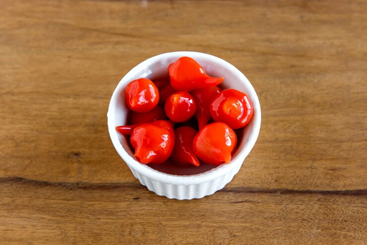 Foto biquinho peppers pimenta brasileira capsicum chinense na vista superior da mesa de madeira