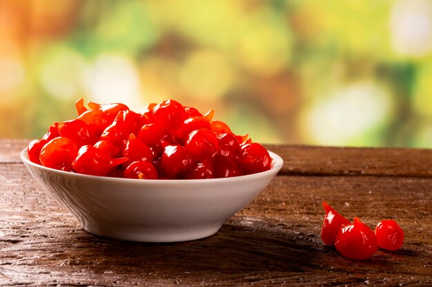 Biquinho Pfeffer in eine Schüssel geben. Capsicum Chinense über einem Holztisch.