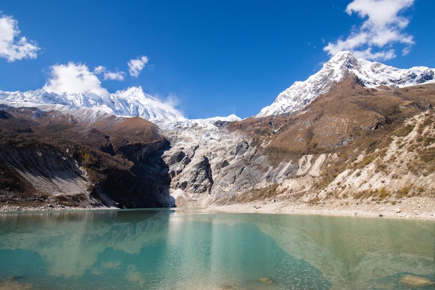 Birendra Lakewith Mt. Manaslu en el fondo, Gorkha, Manaslu Circuit Trek Nepal