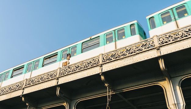 BirHakeim-Brücke mit U-Bahn in Paris Frankreich